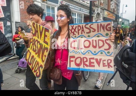 Londra, Regno Unito. 17 settembre 2016. Centinaia di soddisfare in Hoxton Square, molti indossando rosso, a marzo per sostenere il passaggio di nuvole, indipendente London music venue in Haggerston. Essi hanno marciato lungo il marciapiede al club un po' più di un miile lontano in un atmosfera di festa guidato da una grande figura di un avido capitalista con cinquanta pound note insaccata nella sua aveva e pende verso il basso la schiena e sono stati uniti in modo da parte di una band che suona su un autocarro. Passare nubi ospitato più di 10.000 eventi culturali e musicali sin dalla sua apertura nel 2006 si celebra il suo decimo anniversario quando ha appreso che il suo proprietario aveva segretamente Foto Stock