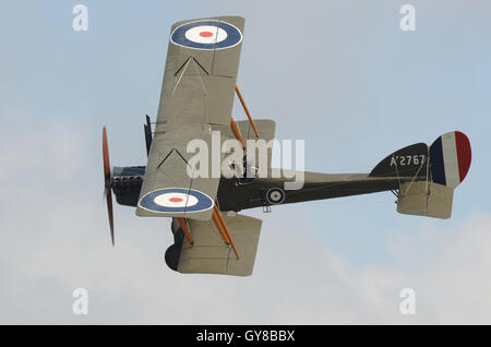 Un airshow e fly-in ha avuto luogo a Stow Maries aérodrome per celebrare il suo centenario. Un Essere2c eseguita presso l'evento, un tipo che vi servite di un centinaio di anni fa Foto Stock