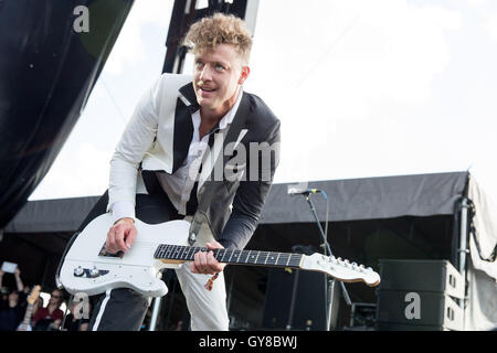 Chicago, Illinois, Stati Uniti d'America. Xvii Sep, 2016. NICHOLAUS ARSON (NIKLAS ALMQVIST) degli alveari si esibisce dal vivo a Douglas Park durante il Riot Fest di Chicago, Illinois Credit: Daniel DeSlover/ZUMA filo/Alamy Live News Foto Stock