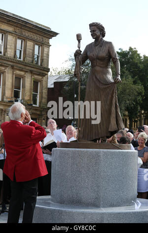 Rochdale, Regno Unito. 18 Settembre, 2016. Attore comico, radio host e Autore Roy Hudd, che era un amico personale di Gracie, svela la statua di lei in Rochdale, Lancashire, 11 settembre 2016 Credit: Barbara Cook/Alamy Live News Foto Stock