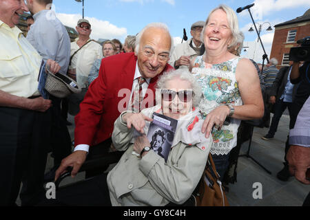 Rochdale, Regno Unito. 18 Settembre, 2016. Roy Hudd ha la sua foto scattata con una donna e di sua figlia, Rochdale, Lancashire, 11 settembre 2016 Credit: Barbara Cook/Alamy Live News Foto Stock