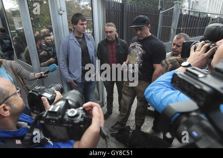 Kiev, Ucraina. Xviii Sep, 2016. Un gruppo di attivisti ucraine si sono riuniti di fronte all'Ambasciata russa per protestare contro il russo le elezioni parlamentari in una stazione di polling sul territorio dell'Ambasciata Russa. In Russia la fine settimana alle elezioni del Parlamento europeo ha luogo ai sensi delle nuove norme che in linea di principio potrebbe portare autentica opposizione al legislatore nazionale. Credito: Nazar Furyk/ZUMA filo/Alamy Live News Foto Stock