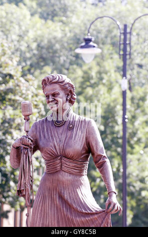 Rochdale, Regno Unito. 18 Settembre, 2016. Sun colata di un bagliore rosso sulla statua di Dame Gracie Fields, Rochdale, Lancashire, 11 settembre 2016 Credit: Barbara Cook/Alamy Live News Foto Stock