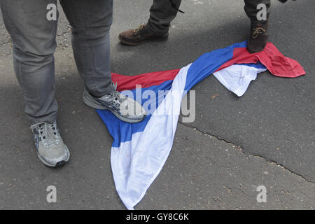 Kiev, Ucraina. Xviii Sep, 2016. Un gruppo di attivisti ucraine si sono riuniti di fronte all'Ambasciata russa per protestare contro il russo le elezioni parlamentari in una stazione di polling sul territorio dell'Ambasciata Russa. In Russia la fine settimana alle elezioni del Parlamento europeo ha luogo ai sensi delle nuove norme che in linea di principio potrebbe portare autentica opposizione al legislatore nazionale. Credito: Nazar Furyk/ZUMA filo/Alamy Live News Foto Stock