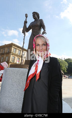 Rochdale, Regno Unito. 18 Settembre, 2016. Attrice Sue Devaney si fermò di fronte al Gracie Fields statua, Rochdale, Lancashire, 11 settembre 2016 Credit: Barbara Cook/Alamy Live News Foto Stock