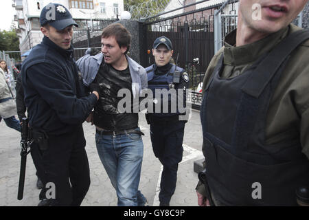 Kiev, Ucraina. Xviii Sep, 2016. Un gruppo di attivisti ucraine si sono riuniti di fronte all'Ambasciata russa per protestare contro il russo le elezioni parlamentari in una stazione di polling sul territorio dell'Ambasciata Russa. In Russia la fine settimana alle elezioni del Parlamento europeo ha luogo ai sensi delle nuove norme che in linea di principio potrebbe portare autentica opposizione al legislatore nazionale. Credito: Nazar Furyk/ZUMA filo/Alamy Live News Foto Stock