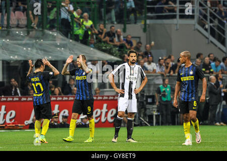 Lo stadio di San Siro, Milano, Italia. Xviii Sep, 2016. Mauro Icardi celebra dopo il primo obiettivo durante il campionato italiano di un campionato di calcio. Inter contro la Juventus. Credito: Azione Sport Plus/Alamy Live News Foto Stock