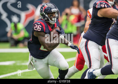 Houston, Texas, Stati Uniti d'America. Xviii Sep, 2016. Houston Texans running back Lamar Miller (26) porta la palla durante il secondo trimestre di un gioco di NFL tra Houston Texans e il Kansas City Chiefs a NRG Stadium di Houston, TX il 18 settembre 2016. Credito: Trask Smith/ZUMA filo/Alamy Live News Foto Stock