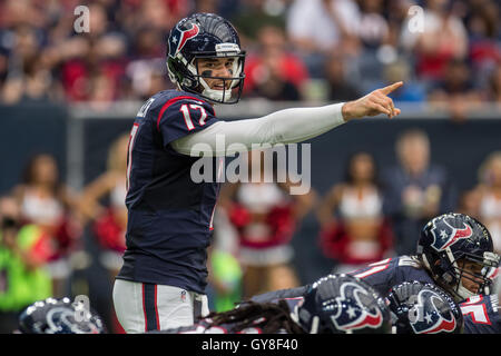 Houston, Texas, Stati Uniti d'America. Xviii Sep, 2016. Houston Texans quarterback Brock Osweiler (17) si prepara per un gioco durante il secondo trimestre di un gioco di NFL tra Houston Texans e il Kansas City Chiefs a NRG Stadium di Houston, TX il 18 settembre 2016. Credito: Trask Smith/ZUMA filo/Alamy Live News Foto Stock