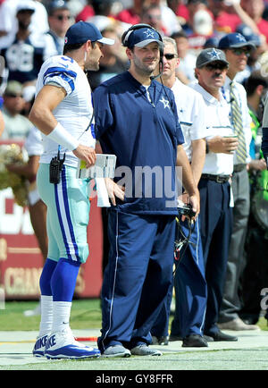 Landover, Maryland, Stati Uniti d'America. Xviii Sep, 2016. Feriti Dallas Cowboys quarterback Tony Romo (9), in maglietta blu e pantaloni, discute la strategia withback-up quarterback Mark Sanchez (3) durante il secondo trimestre azione contro Washington Redskins a FedEx in campo Landover, Maryland, domenica 18 settembre, 2016. Credito: Ron Sachs/CNP /MediaPunch Credito: MediaPunch Inc/Alamy Live News Foto Stock