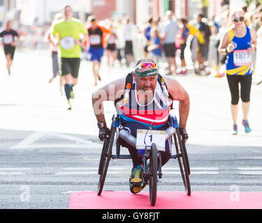 Warrington, Regno Unito. Xviii Sep, 2016. Steve Hughes nella sua sedia a rotelle attraversa la linea di arrivo del 2016 Inglese mezza maratona in Warrington Credito: John Hopkins/Alamy Live News Foto Stock