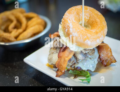 Una ciambella di bacon burger (Luther Burger) da Soda ristorante a scatti in Edmonton, Alberta, Canada. Foto Stock