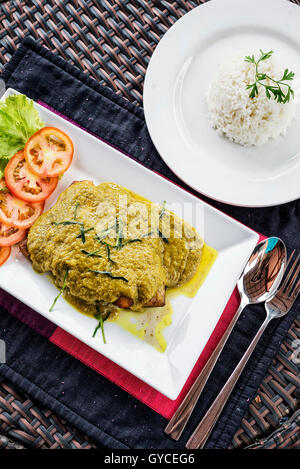 Thai di filetto di pesce con asian green salsa al curry e farina di riso Foto Stock