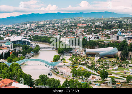 Top Cityspape Vista del centro di estate Tbilisi, Georgia con tutti i famosi nuovi moderni punti di riferimento: Giustizia House, Ponte di Pace, Co Foto Stock