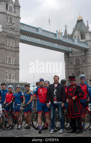 Ambasciatore per il Blue Marine Foundation Simon Le Bon (FRONT CENTER) pone con i ciclisti e un Yeoman Warder, all'inizio del Blue Marine Foundation Londra a Monaco Bike Challenge, presso la Torre di Londra, dove oltre 50 ciclisti iniziano la 1500 km in aiuto di conservazione dell'oceano. Foto Stock