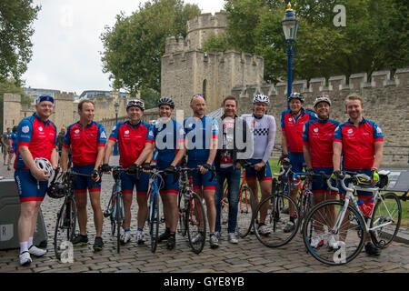 Ambasciatore per il Blue Marine Foundation Simon Le Bon (quinta destra) pone con i ciclisti all inizio del Blue Marine Foundation Londra a Monaco Bike Challenge, presso la Torre di Londra, dove oltre 50 ciclisti iniziano la 1500 km in aiuto di conservazione dell'oceano. Foto Stock