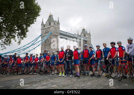 Ambasciatore per il Blue Marine Foundation Simon Le Bon (centro) pone con i ciclisti, all'inizio del Blue Marine Foundation Londra a Monaco Bike Challenge, presso la Torre di Londra, dove oltre 50 ciclisti iniziano la 1500 km in aiuto di conservazione dell'oceano. Foto Stock