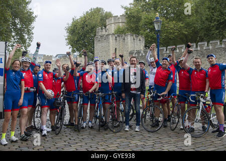 Ambasciatore per il Blue Marine Foundation Simon Le Bon (centro in nero) pone con i ciclisti all inizio del Blue Marine Foundation Londra a Monaco Bike Challenge, presso la Torre di Londra, dove oltre 50 ciclisti iniziano la 1500 km in aiuto di conservazione dell'oceano. Foto Stock