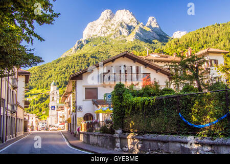 Agordo città impostata nelle alpi dolomitiche, provincia di Belluno, regione Veneto, Italia. Foto Stock