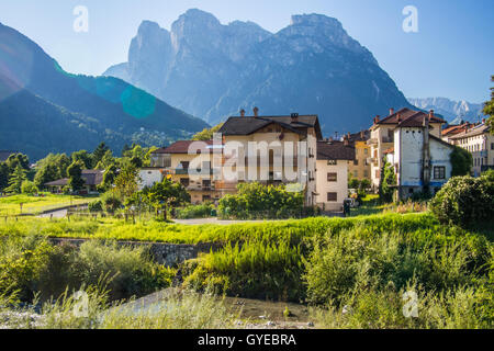 Agordo città impostata nelle alpi dolomitiche, provincia di Belluno, regione Veneto, Italia. Foto Stock