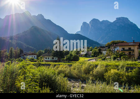 Periferia di Agordo, una città impostata nelle alpi dolomitiche, provincia di Belluno, regione Veneto, Italia. Foto Stock