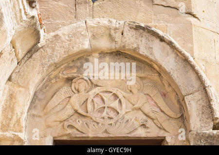 Mtskheta, Georgia. Vista ravvicinata di Bas-Relief glorificazione della Croce il coronamento dell'ingresso all'antico monastero di Jvari, Geo Foto Stock