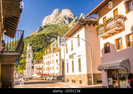 Agordo città impostata nelle alpi dolomitiche, provincia di Belluno, regione Veneto, Italia. Foto Stock