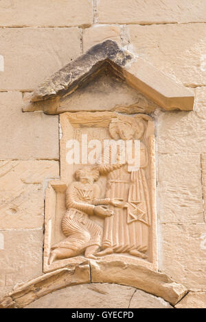 Mtskheta, Georgia. Vista ravvicinata di Bas-Relief Ascensione di Cristo alla facciata esterna di antico monastero di Jvari, Georgiano Orth Foto Stock