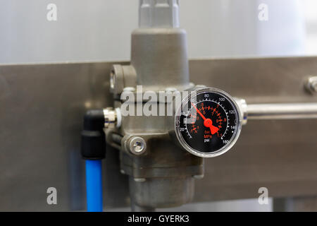 Il manometro misura la pressione nel sistema. Foto Stock