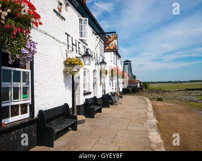 Il Royal Oak public house e Langstone mill come visto dal sentiero costiero di Langstone High Street, Hampshire, Inghilterra Foto Stock