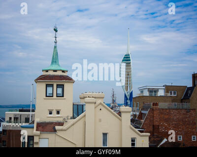 Casa Torre e sui tetti della vecchia Portsmouth guardando verso la Spinnaker Tower. Foto Stock