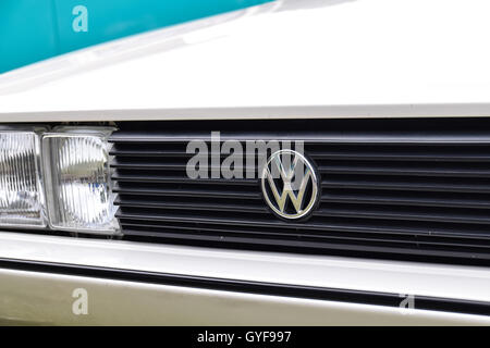 VW badge sulla griglia del vintage Voltswagen Scirocco Foto Stock
