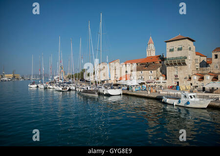 Riva / la passeggiata sul lungomare con il porto, Vitturi tower, City Gate e ramperts. Città vecchia di Trogir, Sito del Patrimonio Mondiale, Croazia. Foto Stock