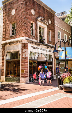 Virginia National Bank. Storica pedonale Downtown Mall, East Main Street, Charlottesville, Virginia Foto Stock
