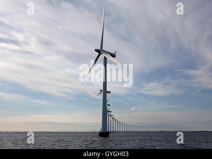 Wind Farm offshore Middelgrunden fuori Copenhagen. Ponte Øresund a sinistra in distanza. Sostenibilità. HOFOR, Middelgrundens turbina eolica Cooperativa. Foto Stock