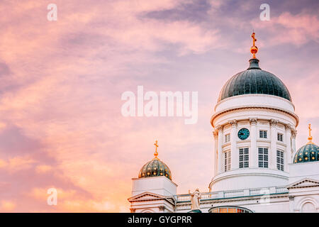 Torre della cattedrale di Helsinki Helsinki, Finlandia. Chiudere fino al Duomo di estate di sera al tramonto con cielo drammatico in colori caldi Foto Stock