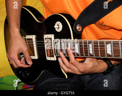 Ragazzo giocare Les Paul Epiphone chitarra elettrica Foto Stock