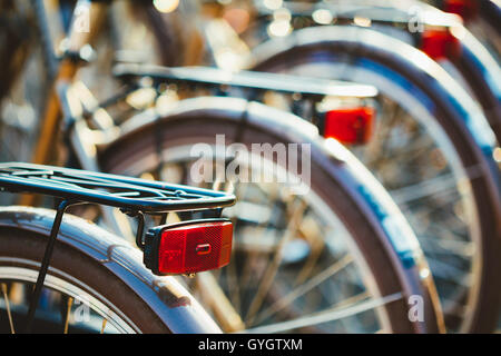 Vista ravvicinata di una fila di identico Vintage biciclette a noleggio presso la City Bike parcheggio sulla strada nella capitale europea Foto Stock