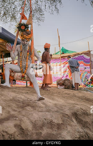 La raccolta dei santi uomini presso il Khumb Mela festival di Ujjain, India 2016. Il Khumb Mela è un pellegrinaggio indù luogo quattro volte ogni dodici anni nella santa città di Allahabad, Aridwar, Ujjain e Nashik. Questo evento riunisce milioni di persone, sadhus e induisti dove l'evento principale è il bagno nel fiume santo purificazione di tutti i peccati. - 28/04/2016 - India / Madhya Pradesh / Ujjain - Ritratti di sadhus al Khumb Mela. Sadhus sono ascetica e discepoli degli dèi Vishnu o Shiva. Questi santi uomini proprio nulla o molto poche cose, hanno tagliato tutti i legami familiari e di indossare un abito arancione per Foto Stock