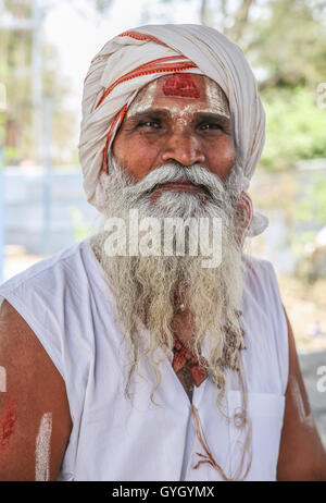 La raccolta dei santi uomini presso il Khumb Mela festival di Ujjain, India 2016. Il Khumb Mela è un pellegrinaggio indù luogo quattro volte ogni dodici anni nella santa città di Allahabad, Aridwar, Ujjain e Nashik. Questo evento riunisce milioni di persone, sadhus e induisti dove l'evento principale è il bagno nel fiume santo purificazione di tutti i peccati. - 28/04/2016 - India / Madhya Pradesh / Ujjain - Ritratti di sadhus al Khumb Mela. Sadhus sono ascetica e discepoli degli dèi Vishnu o Shiva. Questi santi uomini proprio nulla o molto poche cose, hanno tagliato tutti i legami familiari e di indossare un abito arancione per Foto Stock