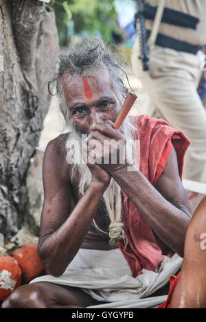 La raccolta dei santi uomini presso il Khumb Mela festival di Ujjain, India 2016. Il Khumb Mela è un pellegrinaggio indù luogo quattro volte ogni dodici anni nella santa città di Allahabad, Aridwar, Ujjain e Nashik. Questo evento riunisce milioni di persone, sadhus e induisti dove l'evento principale è il bagno nel fiume santo purificazione di tutti i peccati. - 28/04/2016 - India / Madhya Pradesh / Ujjain - Ritratti di sadhus al Khumb Mela. Sadhus sono ascetica e discepoli degli dèi Vishnu o Shiva. Questi santi uomini proprio nulla o molto poche cose, hanno tagliato tutti i legami familiari e di indossare un abito arancione per Foto Stock