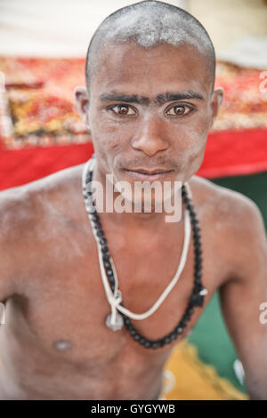 La raccolta dei santi uomini presso il Khumb Mela festival di Ujjain, India 2016. Il Khumb Mela è un pellegrinaggio indù luogo quattro volte ogni dodici anni nella santa città di Allahabad, Aridwar, Ujjain e Nashik. Questo evento riunisce milioni di persone, sadhus e induisti dove l'evento principale è il bagno nel fiume santo purificazione di tutti i peccati. - 27/04/2016 - India / Madhya Pradesh / Ujjain - Ritratti di sadhus al Khumb Mela. Sadhus sono ascetica e discepoli degli dèi Vishnu o Shiva. Questi santi uomini proprio nulla o molto poche cose, hanno tagliato tutti i legami familiari e di indossare un abito arancione per Foto Stock