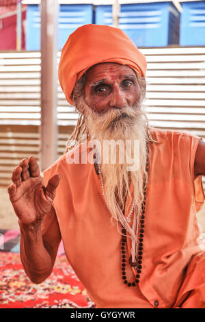 La raccolta dei santi uomini presso il Khumb Mela festival di Ujjain, India 2016. Il Khumb Mela è un pellegrinaggio indù luogo quattro volte ogni dodici anni nella santa città di Allahabad, Aridwar, Ujjain e Nashik. Questo evento riunisce milioni di persone, sadhus e induisti dove l'evento principale è il bagno nel fiume santo purificazione di tutti i peccati. - 27/04/2016 - India / Madhya Pradesh / Ujjain - Ritratti di sadhus al Khumb Mela. Sadhus sono ascetica e discepoli degli dèi Vishnu o Shiva. Questi santi uomini proprio nulla o molto poche cose, hanno tagliato tutti i legami familiari e di indossare un abito arancione per Foto Stock