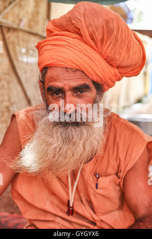 La raccolta dei santi uomini presso il Khumb Mela festival di Ujjain, India 2016. Il Khumb Mela è un pellegrinaggio indù luogo quattro volte ogni dodici anni nella santa città di Allahabad, Aridwar, Ujjain e Nashik. Questo evento riunisce milioni di persone, sadhus e induisti dove l'evento principale è il bagno nel fiume santo purificazione di tutti i peccati. - 27/04/2016 - India / Madhya Pradesh / Ujjain - Ritratti di sadhus al Khumb Mela. Sadhus sono ascetica e discepoli degli dèi Vishnu o Shiva. Questi santi uomini proprio nulla o molto poche cose, hanno tagliato tutti i legami familiari e di indossare un abito arancione per Foto Stock