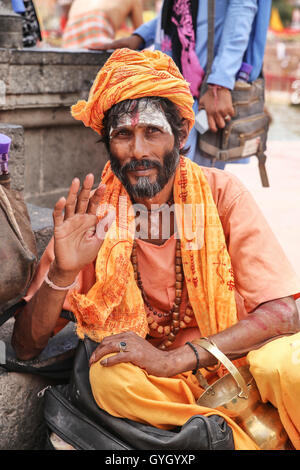 La raccolta dei santi uomini presso il Khumb Mela festival di Ujjain, India 2016. Il Khumb Mela è un pellegrinaggio indù luogo quattro volte ogni dodici anni nella santa città di Allahabad, Aridwar, Ujjain e Nashik. Questo evento riunisce milioni di persone, sadhus e induisti dove l'evento principale è il bagno nel fiume santo purificazione di tutti i peccati. - 27/04/2016 - India / Madhya Pradesh / Ujjain - Ritratti di sadhus al Khumb Mela. Sadhus sono ascetica e discepoli degli dèi Vishnu o Shiva. Questi santi uomini proprio nulla o molto poche cose, hanno tagliato tutti i legami familiari e di indossare un abito arancione per Foto Stock