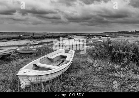 Barche ormeggiate in porto Blakeney in Norfolk Foto Stock