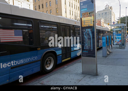 Una fermata degli autobus in Second Avenue nell'East Village con un high tech segno raccontare i " commuters " quando il prossimo autobus arriverà. Foto Stock