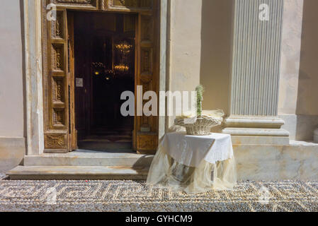 Cesta in vimini di riso e tasche per doccia sposa e lo sposo con la Basilica di Santa Maria Assunta Camogli Italia Foto Stock