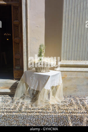 Cesta in vimini di riso e tasche per doccia sposa e lo sposo con la Basilica di Santa Maria Assunta Camogli Italia Foto Stock