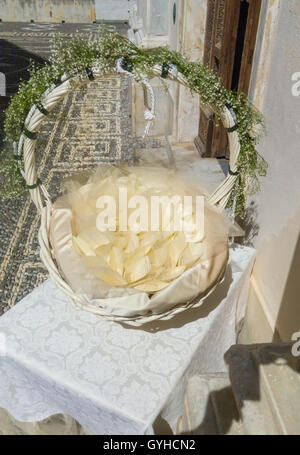 Cesta in vimini di riso e tasche per doccia sposa e lo sposo con la Basilica di Santa Maria Assunta Camogli Italia Foto Stock